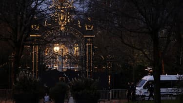 Samedi, le chef de l'État est resté confiné à l'Élysée sous protection renforcée.