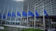 Les drapeaux depuis le bâtiment de la Commission européenne. 