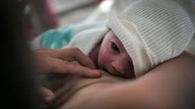 La coqueluche est souvent bénigne mais peut entraîner des complications graves, respiratoires et neurologiques, parfois mortelles chez les bébés (photo d'illustration).