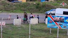 Des soldats russes évacuent des réfugiés de Stepanakert (Haut-Karabakh), dans le cadre de la nouvelle offensive de l'Azerbaïdjan contre la région, le 20 septembre 2023. 