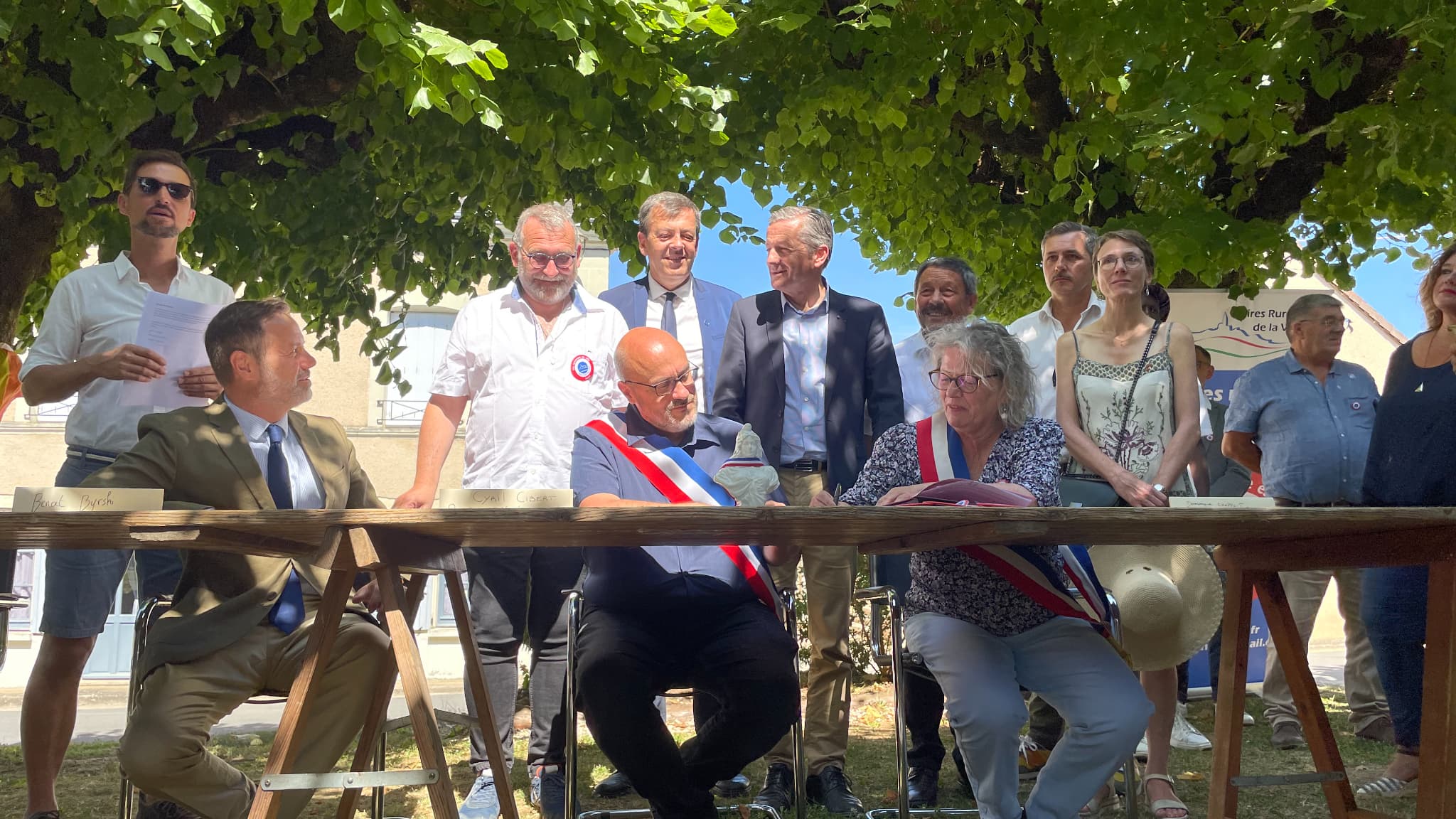 Le maire de Chenevelles, Cyrille Cibert (au centre) signe la charte de la charte de "l’élu rural relais de l’égalité", accompagnée de la vice-présidente de l'Association des maire ruraux de France, Dominique Chappuit. Derrière le maire, Joël Giraud, alors secrétaire d'État à la ruralité et aujourd'hui député.