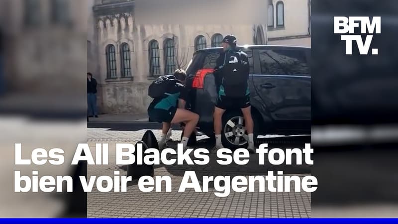 En Argentine, trois joueurs des All Blacks soulèvent la voiture d'un automobiliste coincée