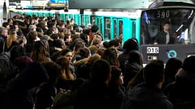 Grève à la RATP: le métro quasiment à l'arrêt jeudi.