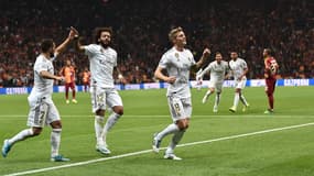 Les joueurs du Real Madrid célébrant avec Toni Kroos, à Istanbul le 22 octobre 2019