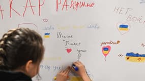 Des enfants ukrainiens dessinent sur le mur d'un centre d'accueil pour réfugiés à Paris, le 17 mars 2022. 
