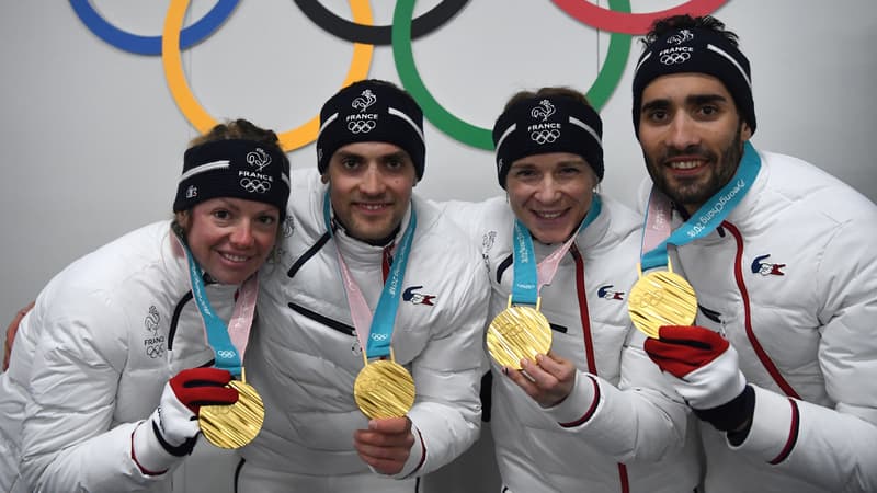 Marie Dorin Habert, Simon Desthieux, Anais Bescond et Martin Fourcade, médaillés d'or du relais mixte en biathlon à PyeongChang