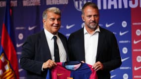 Joan Laporta et Hansi Flick avec le maillot du FC Barcelone, à Barcelone le 25 juillet 2024