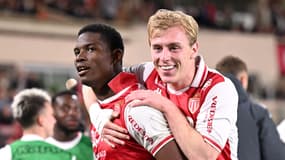 Breel Embolo et Mika Biereth célèbrent un but de Monaco en Ligue 1, le 29 mars 2025