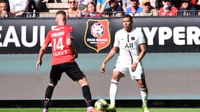 Kylian Mbappé face à Benjamin Bourigeaud lors de Rennes-PSG en L1, le 3 octobre 2021