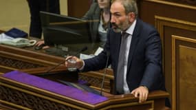 L'opposant arménien Nikol Panichian devant le Parlement arménien, le 8 mai 2018 à Erevan