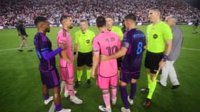 Lionel Messi échange avec l'arbitre lors d'un match de l'Inter Miami face à Philadelphie, le 28 septembre 2024.