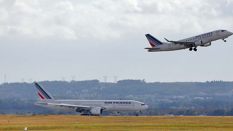 Un Boeing 777 d'Air France au décollage, à l'aéroport de Roissy.