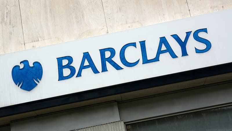 Des activistes de l'ONG ShareAction dénoncent le rôle de la banque Barclays sur le climat