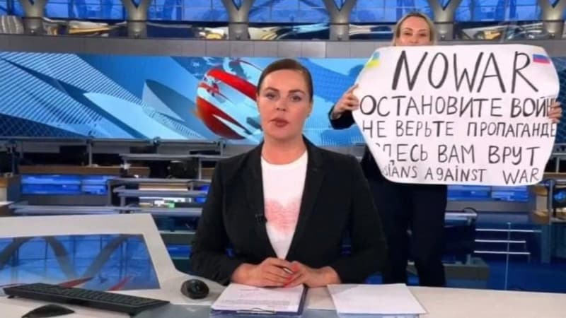 Marina Ovsyannikova avait brandi une pancarte anti-guerre au JT russe