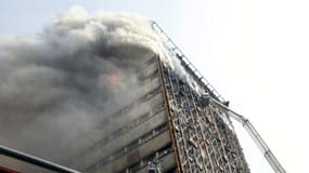 Un immeuble de Téhéran en feu avant qu'il ne s'effondre, en Iran le 19 janvier 2017