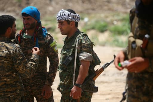 Des membres de la force kurdo-arabe soutenue par les Etats-Unis, le 11 juin 2017 dans un quartier de Raqa, fief du groupe Etat islamique (EI) en Syrie Des membres de la force kurdo-arabe soutenue par les Etats-Unis, le 11 juin 2017 dans un quartier de Raqa, fief du groupe Etat islamique (EI) en Syrie