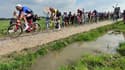 Les leaders sur un secteur pavé pendant la course Paris-Roubaix, le 9 avril 2023