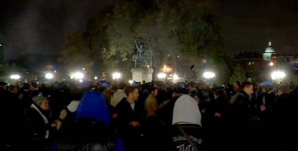 Les policiers manifestent sur le parvis de Notre-Dame, à Paris, le 21 octobre 2016. Les policiers manifestent sur le parvis de Notre-Dame, à Paris, le 21 octobre 2016.