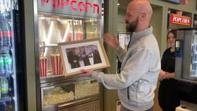 Philippe Leroy, directeur du cinéma Liberté à Brignoles montrant une photo de George Clooney