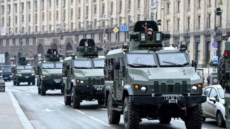 Des véhicules militaires ukrainiens passent près de la place de l'Indépendance, le 24 février 2022 à Kiev
