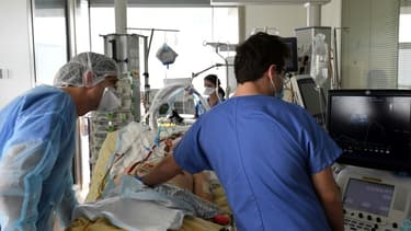Des personnels soignants s'occupent d'un patient en soins intensifs à l'hôpital AP-HP Ambroise Pare de Boulogne-Billancourt, près de Paris, le 8 mars 2021