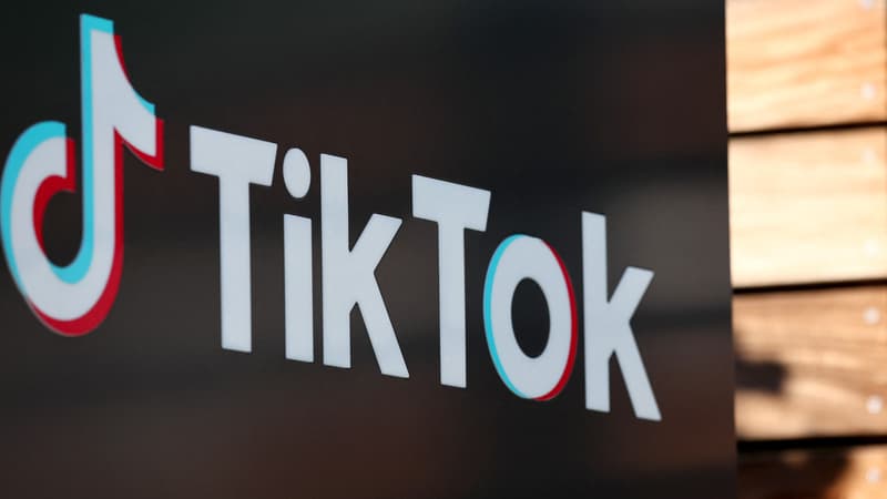 Logo de TikTok devant un bureau de l'entreprise, en Californie, le 20 décembre 2022
