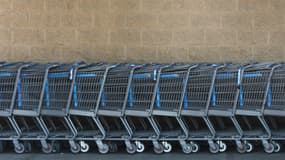 Des chariots de supermarché sont visibles près du magasin Walmart à Williston, aux États-Unis, le 19 juin 2023. 