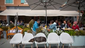 Une terrasse de restaurant à Sauzon, à Belle-Ile-en-Mer, en Bretagne, le 20 mai 2021