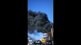 Les premières images d’un incendie dans un garage au nord de Paris