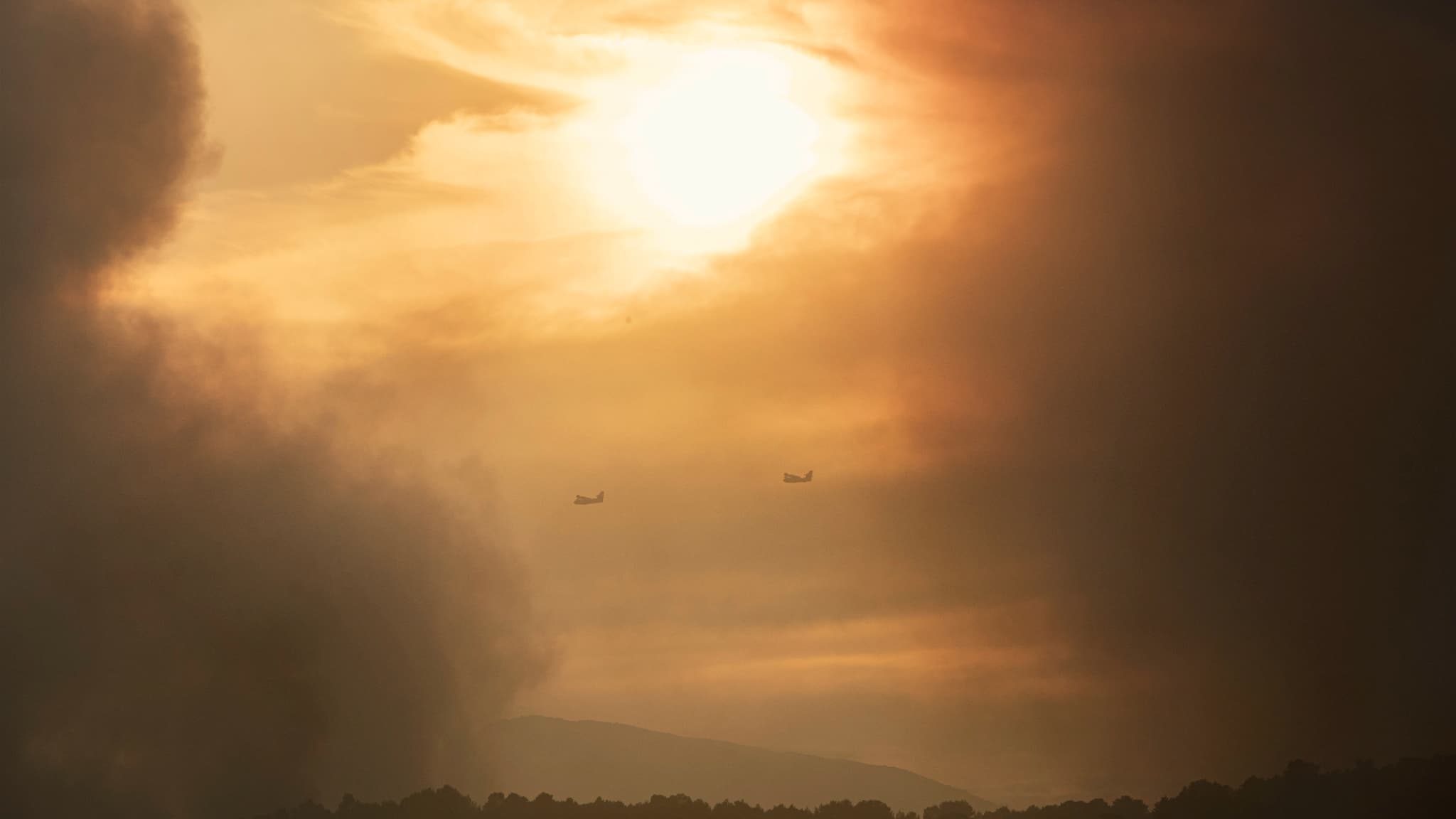 Des Canadairs survolent l'incendie qui s'est déclaré dans l'Aude, le 24 juillet 2021.