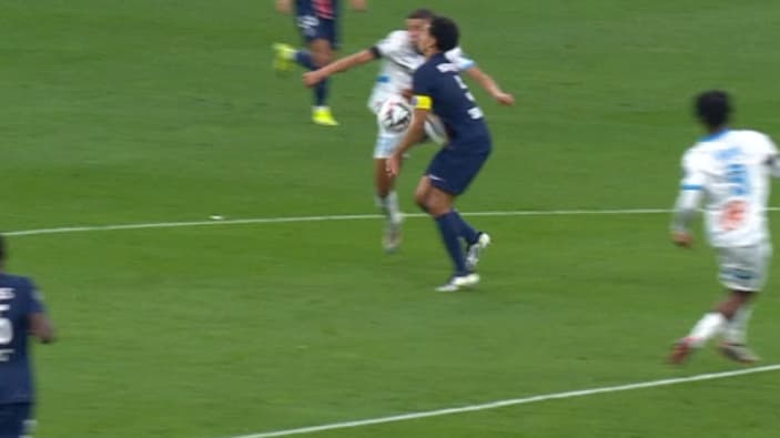 Harit a pris rouge pour une faute sur Marquinhos, OM-PSG, 27 octobre 2024 Harit a pris rouge pour une faute sur Marquinhos, OM-PSG, 27 octobre 2024