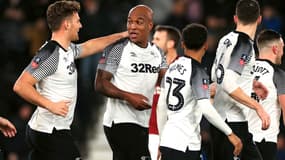 Andre Wisdom (au centre, de face)