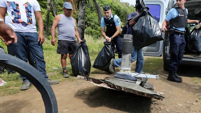 Des débris du vol MH370 retrouvés le 11 août 2015 à Sainte-Suzanne, sur l'île de la Réunion.