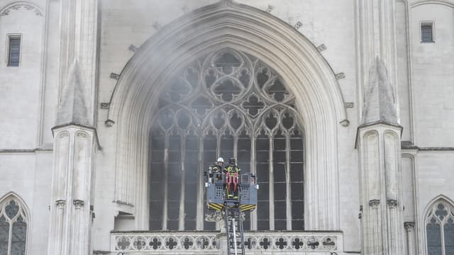 Incendie à la cathédrale de Nantes: le feu est "circonscrit", le grand orgue touché
