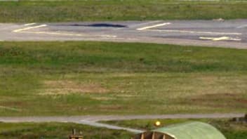 Un Rafale se prépare à atterrir sur la base militaire de Solenzara en Corse. Une vingtaine d'appareils de l'armée de l'air française sont intervenus lundi au-dessus de la Libye dans le cadre des opérations de la coalition internationale contre les forces
