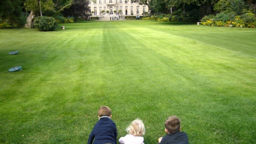 De enfants sur la pelouse des jardins de Matignon. (illustration)