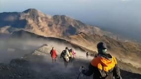 À Lombok, ces randonneurs ont vécu le séisme sur les pentes d’un volcan