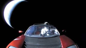 Le Roadster dit adieu à la Terre, qu'il ne reverra sûrement jamais.