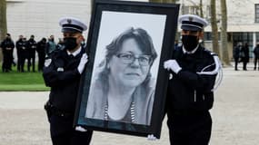 Un grand portrait en noir et blanc de Stéphanie Monfermé est porté par des policiers, au début de la cérémonie le 30 avril 2021 à Rambouillet