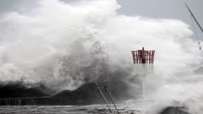 Des vagues géantes frappent la côte de La Réunion, à Saint-Gilles, le 3 janvier 2013