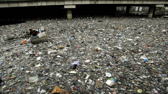 Rivière jonchée de déchets à Surabaya, en Indonésie (illustration)