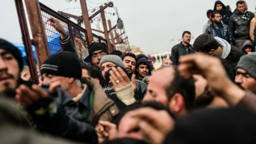Des réfugiés syriens ayant fui les combats à Alep attendent que des tentes leur soient distribuées, à Bab-al-Salama, près de la frontière turque, le 6 février 2016 Des réfugiés syriens ayant fui les combats à Alep attendent que des tentes leur soient distribuées, à Bab-al-Salama, près de la frontière turque, le 6 février 2016