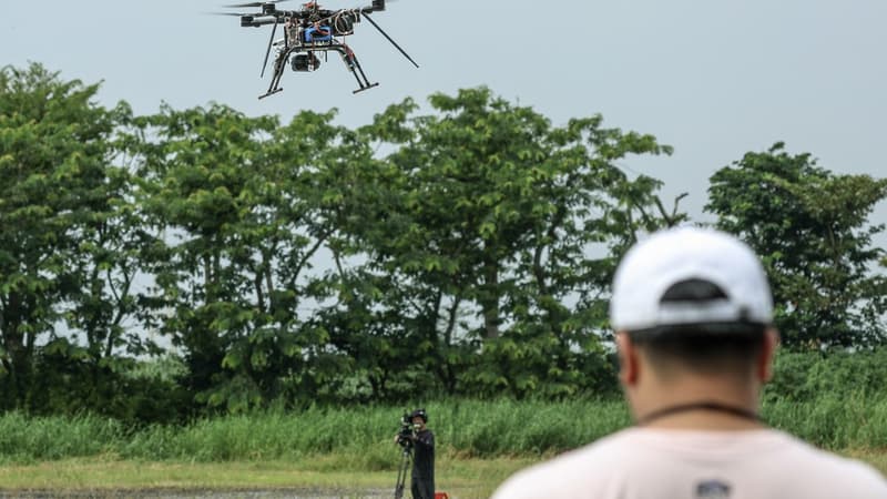Face à la Chine et ses velléités, Taïwan forme ses civils au pilotage de drones, en s’inspirant des enseignements de la guerre en Ukraine, pour les faire "passer d’une défense passive à un rôle plus actif"