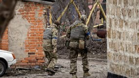 Soldats ukrainiens en patrouille le 30 mars 2022 à Mala Rogan, près de Kharkiv, dans l'est de l'Ukraine