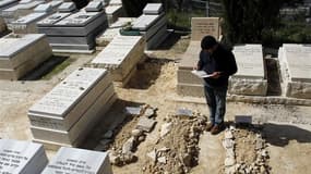 Les tombes des trois enfants tués lundi mars au collège-lycée juif Ozar Hatorah de Toulouse après leur inhumation à Jérusalem, mercredi. Mohamed Merah, l'auteur des tueries de Toulouse et Montauban, a confié aux policiers du Raid qu'il avait ressenti un "