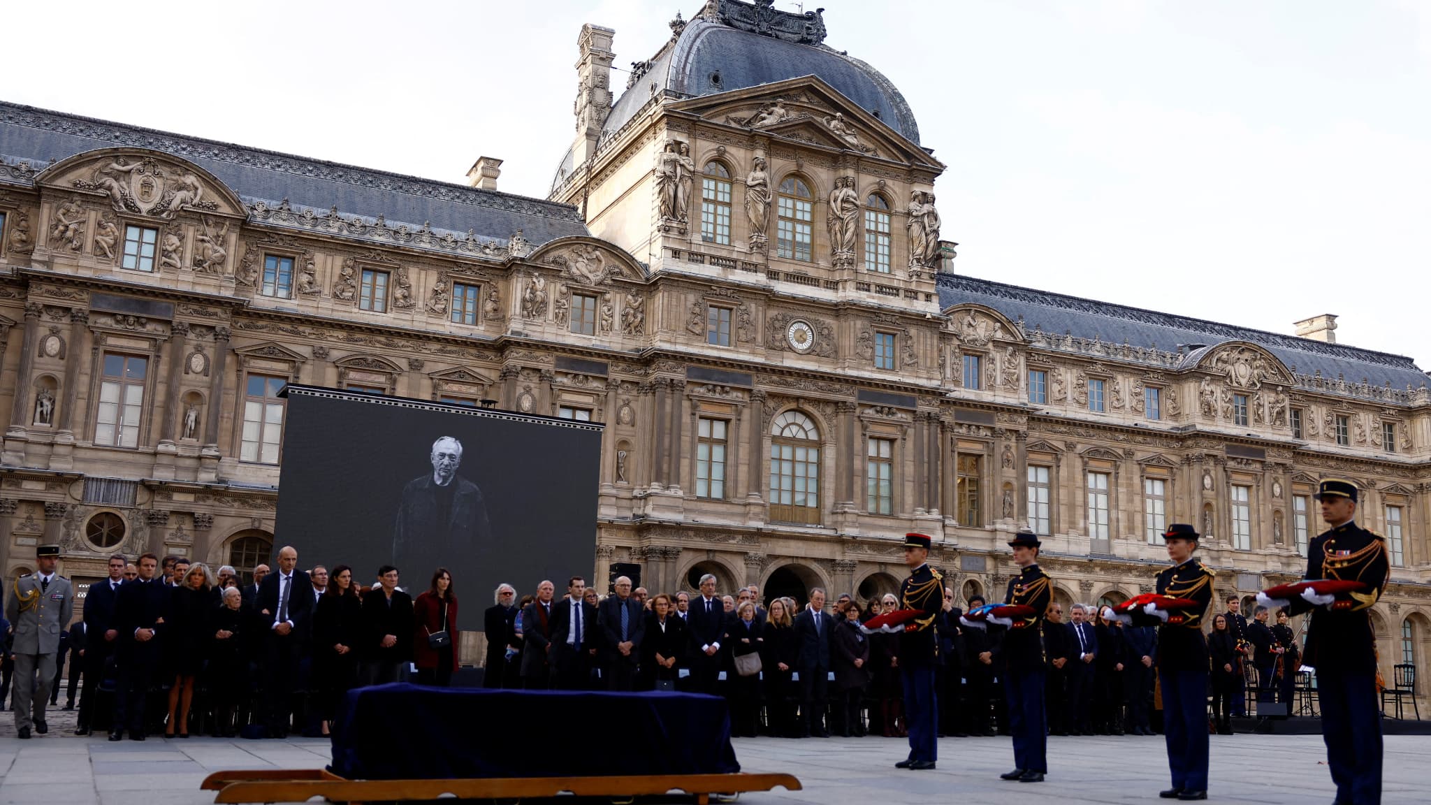 en-ce-jour-la-nation-porte-le-noir-du-deuil-macron-rend-un-hommage