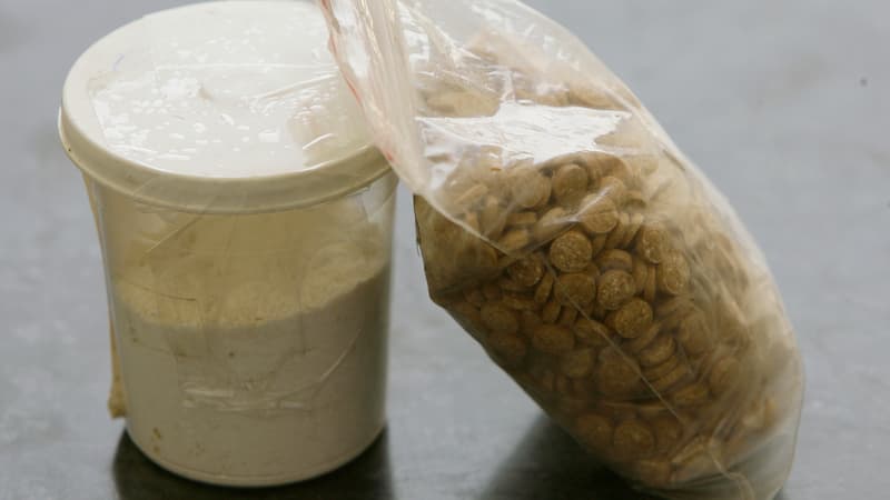 De la cocaïne, à gauche, et des pilules de Captagon, à droite.