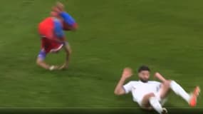 Le tacle à retardement de Samuel Gigot sur Cadu lors de Plzen-Lazio (1-2, Ligue Europa), le 6 mars 2025