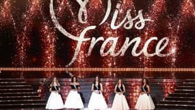 Les cinq finalistes Miss France 2026, le 6 décembre 2025 à Amiens.