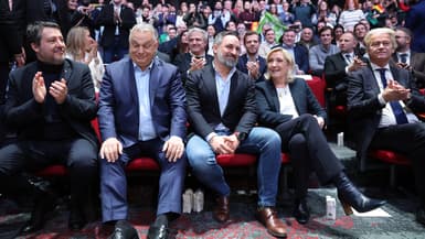 Le leader italien de la Lega Matteo Salvini, le Premier ministre hongrois Viktor Orban, le leader espagnol de Vox Santiago Abascal, la présidente du groupe RN à l'Assemblée Marine Le Pen et le président néerlandais du PVV Geert Wilders (de g à d), lors du rassemblement "Make Europe Great Again" à Madrid, le 8 février 2025